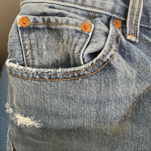 Levi’s Distressed High Rise Wedgie Shorts. Size 27 - Picture 6 of 9